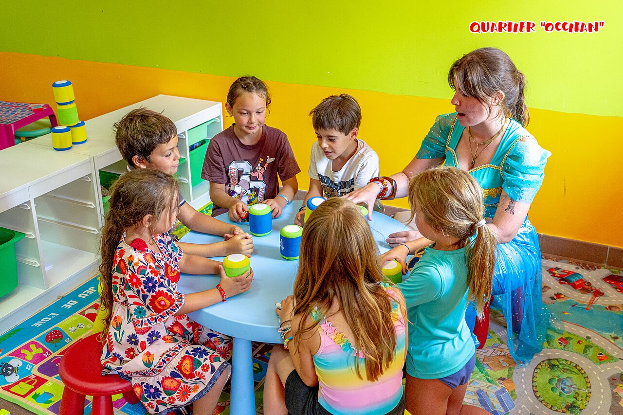 Kinderanimatie en begeleide spelletjes met een animator op camping CAPFUN Flots Bleus in VIAS PLAGE (34).