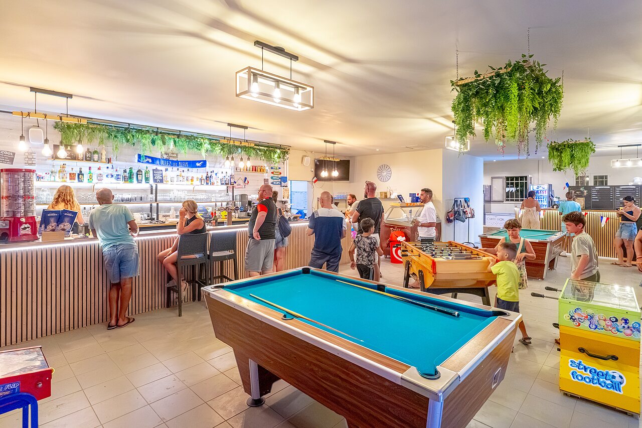 Levendige bar, biljart en spellen op camping CAPFUN Flots Bleus in VIAS PLAGE (34).