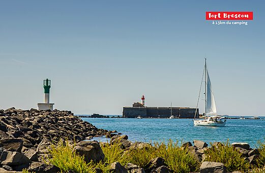 Fort Brescou, vuurtoren en zeilboot in de Middellandse Zee bij Agde.