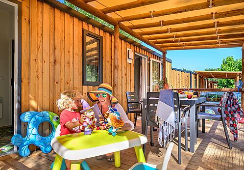 Terras stacaravan op camping CAPFUN Flots Bleus in VIAS PLAGE (34).