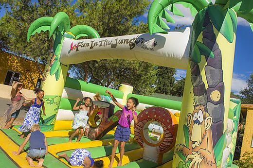 Opblaasbare spelen kinderen op camping CAPFUN Flots Bleus in VIAS PLAGE (34).