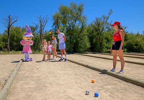 Jeu de boules, familie en mascotte op camping CAPFUN Flots Bleus VIAS PLAGE (34).