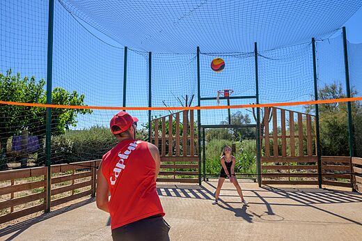 Multisportterrein met net en bal op camping CAPFUN Flots Bleus in VIAS PLAGE (34).