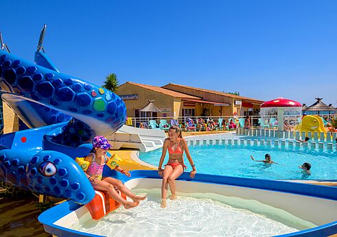 Buitenzwembad en waterglijbaan op camping CAPFUN Flots Bleus in VIAS PLAGE (34).