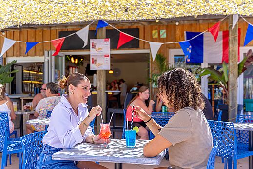 Buitenbar, gasten genieten cocktails op camping CAPFUN Flots Bleus te VIAS PLAGE (34).