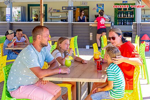 Familie aan de bar, verfrissende drankjes bij CAPFUN Flots Bleus, VIAS PLAGE.