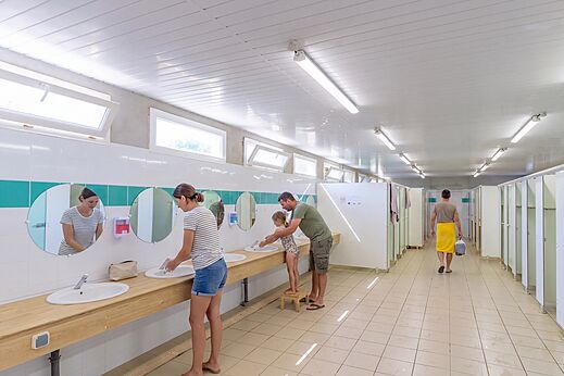 Moderne sanitaire voorzieningen, wastafels en douches op camping CAPFUN Flots Bleus.