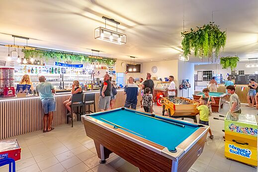 Levendige bar, biljart en spellen op camping CAPFUN Flots Bleus in VIAS PLAGE (34).