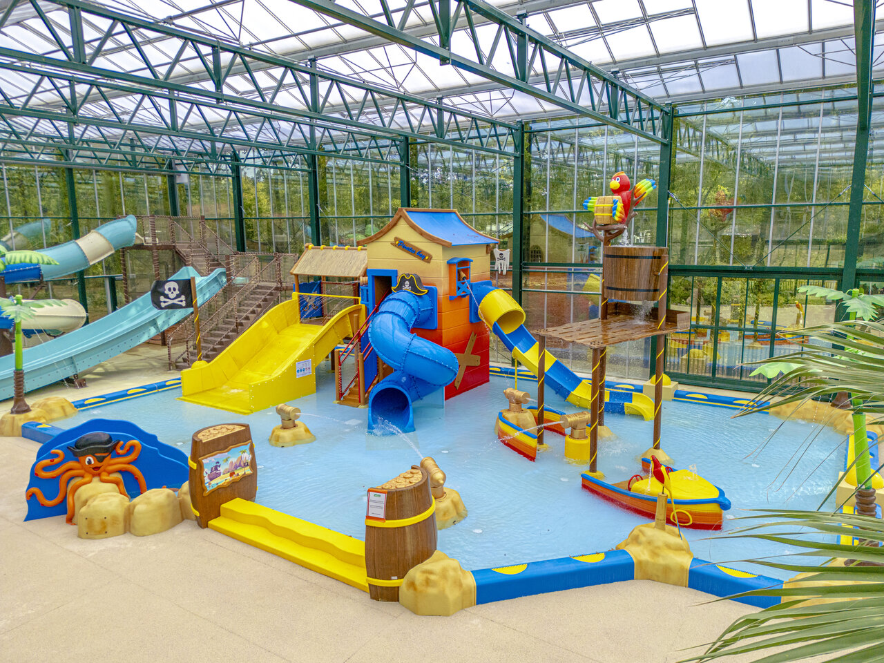 Overdekt waterpark, glijbanen en waterspellen op camping CLICOCHIC La For�t d'Azal�e in Saint-Ch�ron (91).