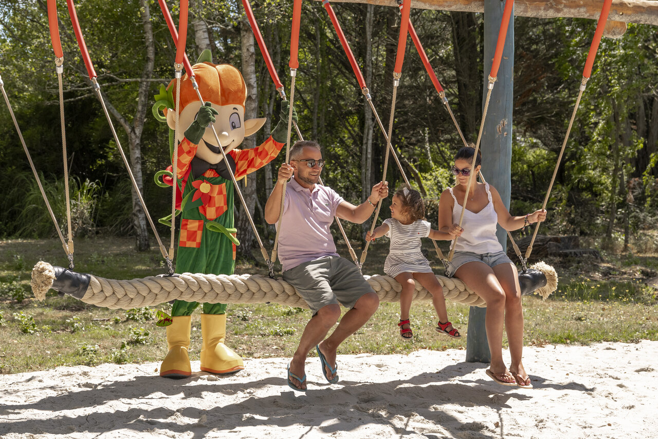 Familie en mascotte op reuzenschommel op camping CLICOCHIC La For�t d'Azal�e in Saint-Ch�ron (91).