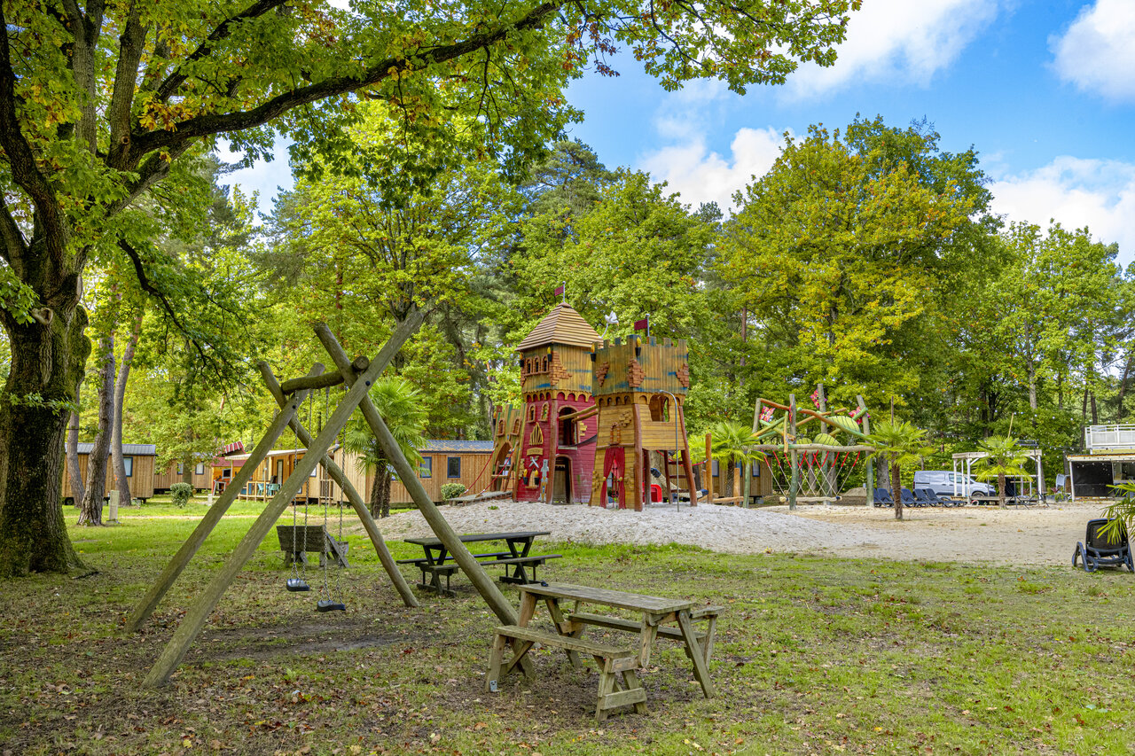 Speelkasteel, schommels voor kinderen op camping CLICOCHIC La For�t d'Azal�e.