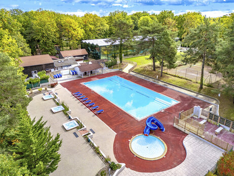 Buitenzwembad, glijbaan, jacuzzi's camping CLICOCHIC La For�t d'Azal�e Saint-Ch�ron (91).