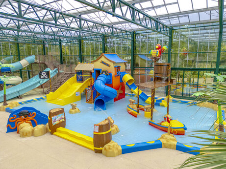 Overdekte waterspeeltuin, glijbanen op camping CLICOCHIC La For�t d'Azal�e.