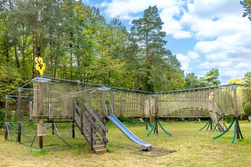Speeltuin, glijbaan, op camping CLICOCHIC La Forêt d'Azalée in Saint-Chéron.
