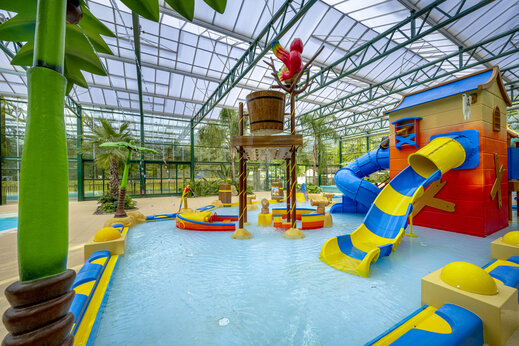 Overdekt zwembad, glijbanen en waterspelen op camping CLICOCHIC La For�t d'Azal�e.