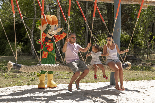Familieschommel en mascotte op camping CLICOCHIC La Forêt d'Azalée Saint-Chéron (91).