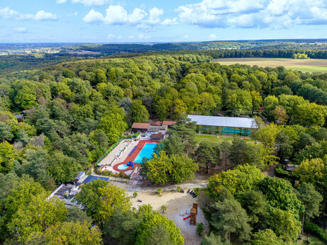 Luchtfoto van het waterpark met zwembaden en glijbanen op camping CLICOCHIC La For�t d'Azal�e in Saint-Ch�ron.