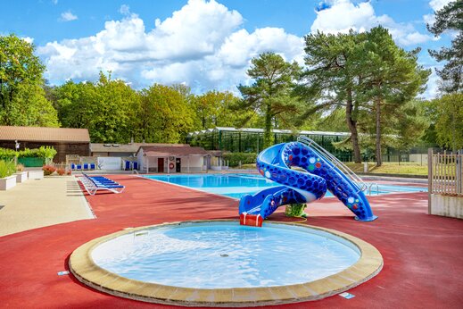 Zwembad, waterglijbaan op camping CLICOCHIC La For�t d'Azal�e in Saint-Ch�ron (91).