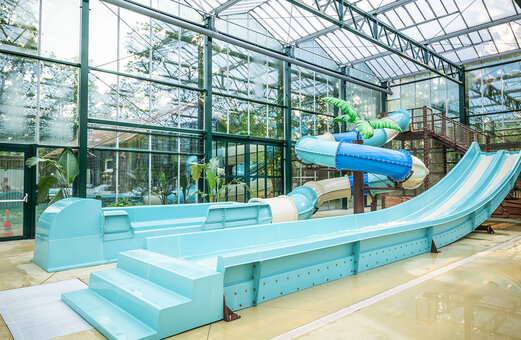 Overdekt zwembad met waterglijbanen op camping CLICOCHIC La For�t d'Azal�e.