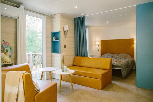 Modern Mobil-home interieur, woonkamer en slaapkamer, camping CLICOCHIC La Forêt d'Azalée.