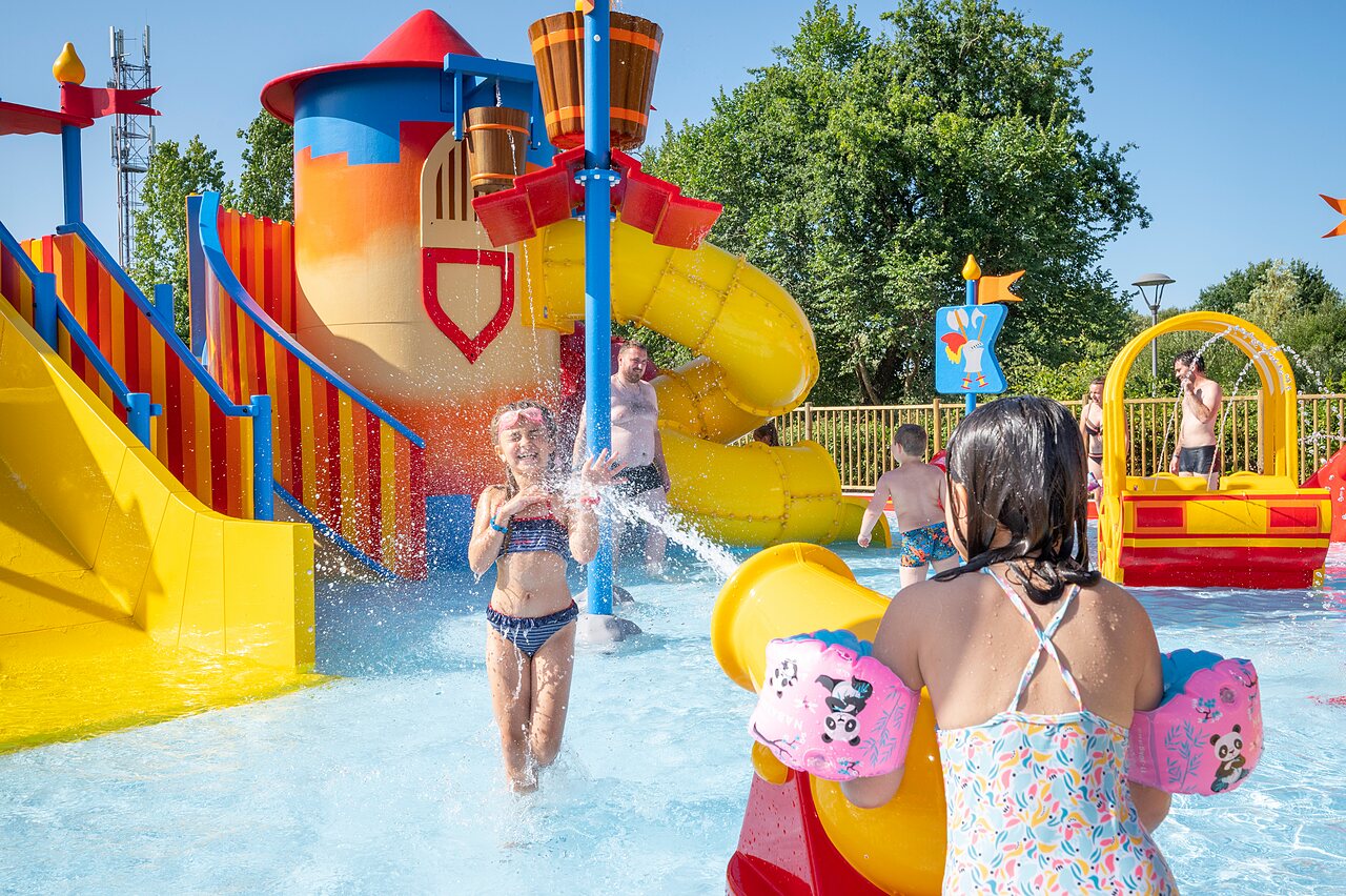 Recreatiebad met glijbanen op camping CAPFUN Forges in Avrille (85).