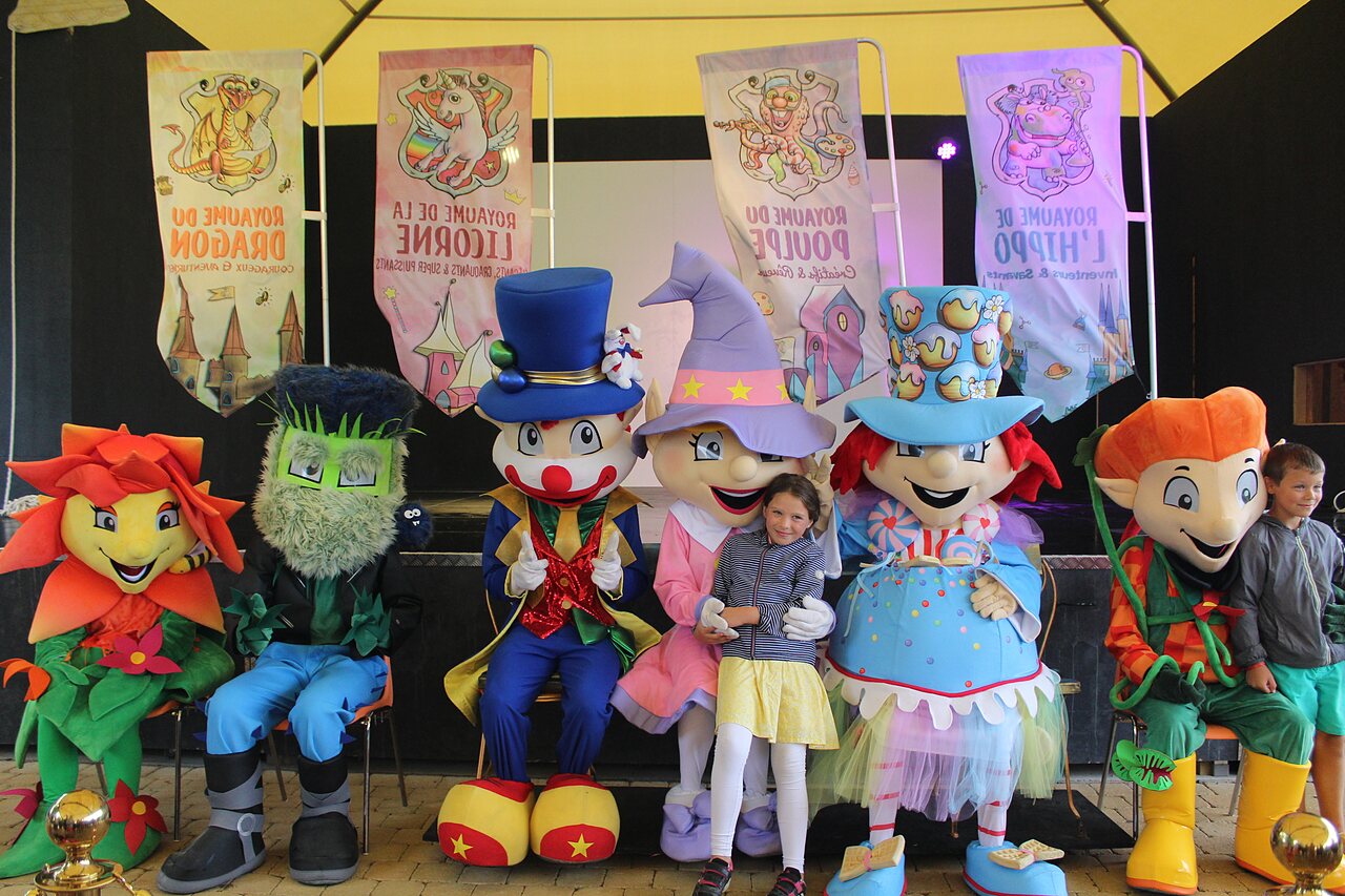 Kleurrijke mascottes en lachende kinderen voor animatie op camping CAPFUN Forges in Avrille (85).