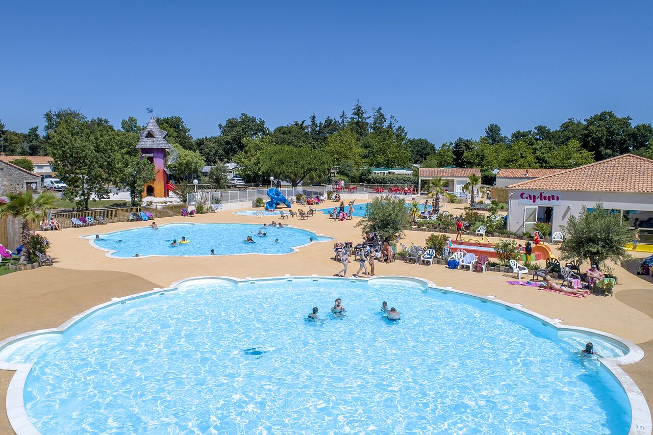 Buitenbaden, glijbanen en waterspellen op camping CAPFUN Forges in Avrille (85).