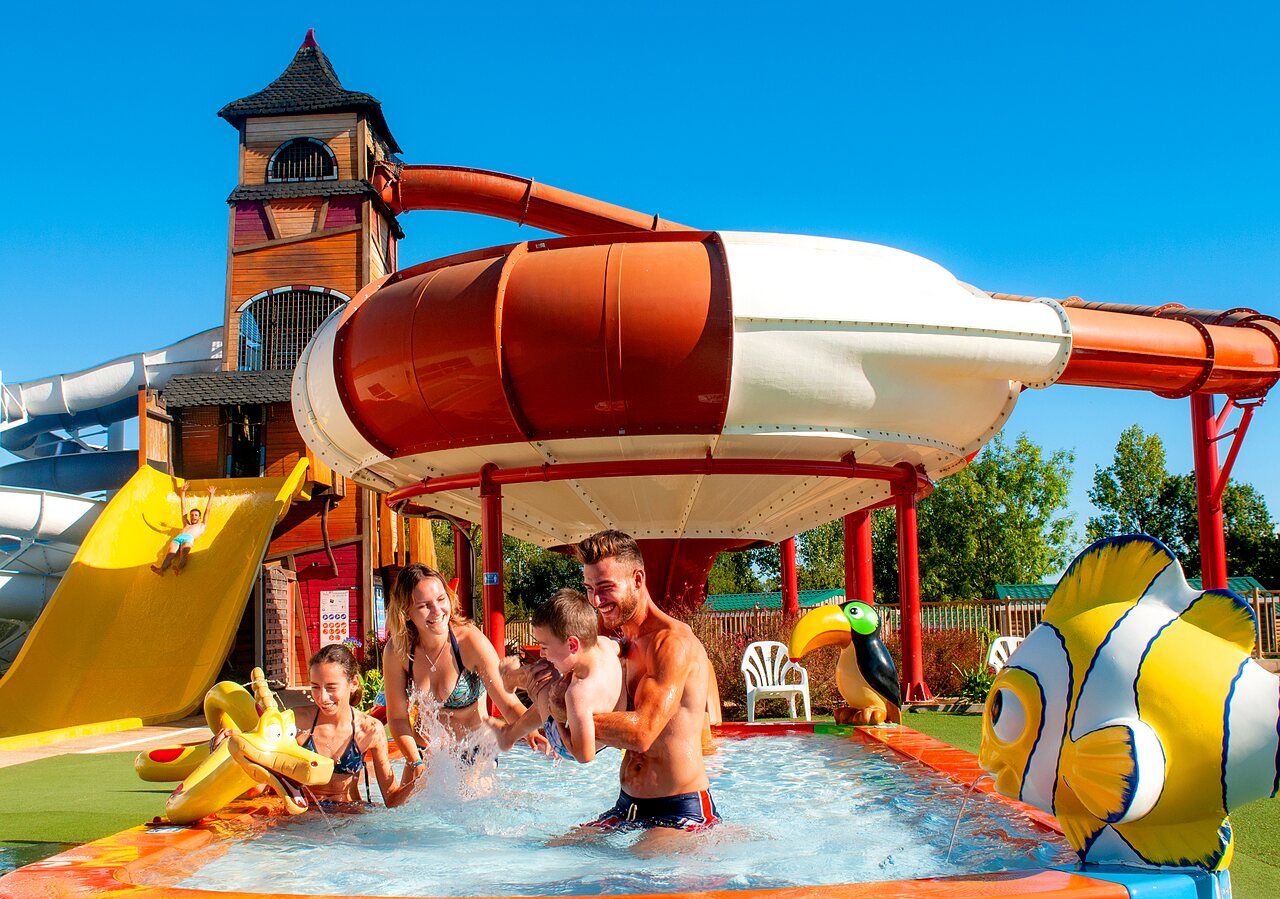 Familie plezier in waterpark met glijbanen op camping CAPFUN Forges in Avrille (85).