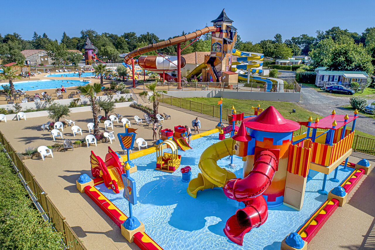 Waterpark met reuzenglijbanen en speelzwembad op camping CAPFUN Forges in Avrille (85).