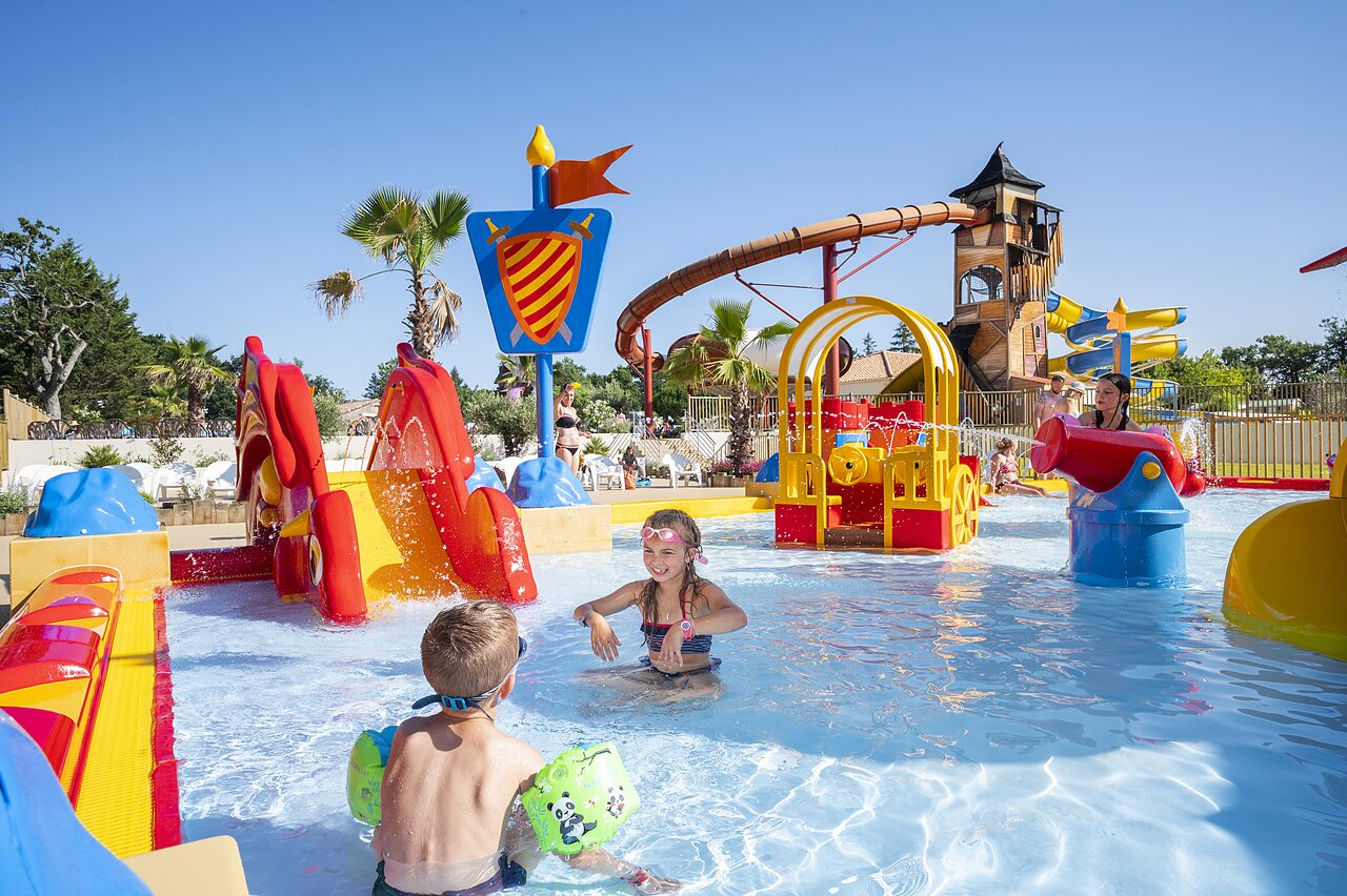 Water speelparadijs met glijbanen en kinderen op camping CAPFUN Forges in Avrille (85).