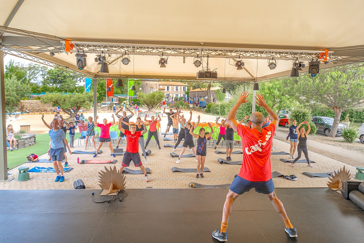 Groepsfitnessles met instructeur op camping CAPFUN Forges in Avrille (85).