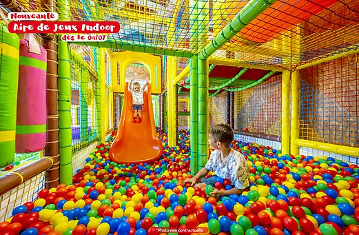 Binnenspeeltuin, glijbaan, ballenbak op camping CAPFUN Forges in Avrille (85).