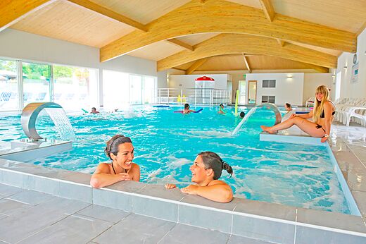 Binnenzwembad met waterstralen op camping CAPFUN Forges in Avrille (85).