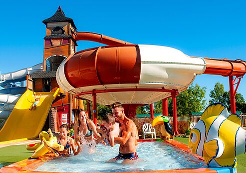 Zwembad, glijbanen, waterspellen op camping CAPFUN Forges in Avrille (85).