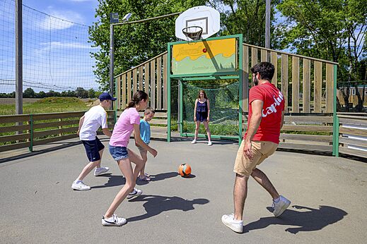 Multisportterrein voor voetbal en basketbal op CAPFUN Forges, Avrille (85).