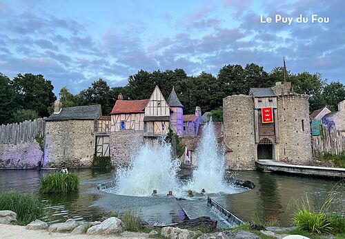 Nachtshow met kasteel en fonteinen in het Puy du Fou park in de Vend�e.