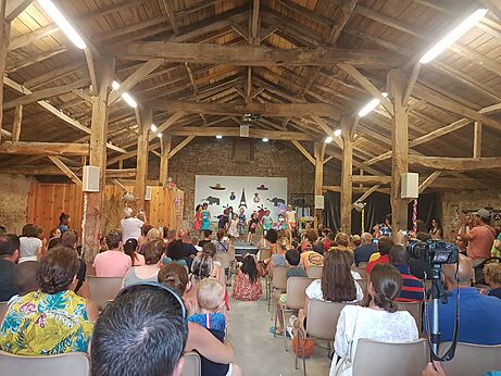 Kindershow met publiek op camping CAPFUN Forges in Avrille (85).