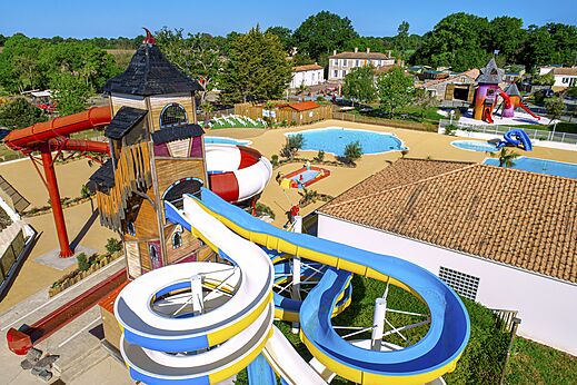 Reuzenglijbanen en buitenzwembaden op camping CAPFUN Forges in Avrille (85).