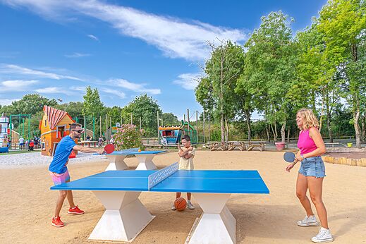 Familie speelt buiten tafeltennis op camping CAPFUN Forges in Avrille (85).