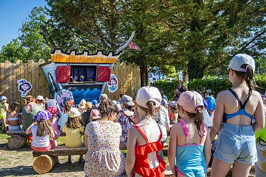 Poppenkastvoorstelling voor kinderen buiten op camping CAPFUN Forges in Avrille (85).
