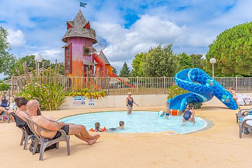 Kinderzwembad met waterglijbanen en waterspellen op camping CAPFUN Forges in Avrille (85).