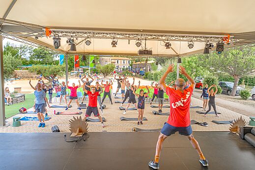 Groepsfitnessles buiten met animator op camping CAPFUN Forges in Avrille (85).