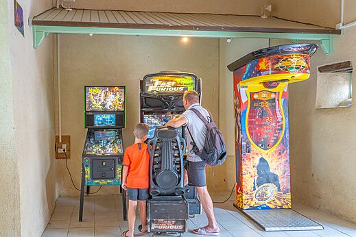 Speelhal met arcadekasten en flipperkast op camping CAPFUN Forges in Avrille (85).