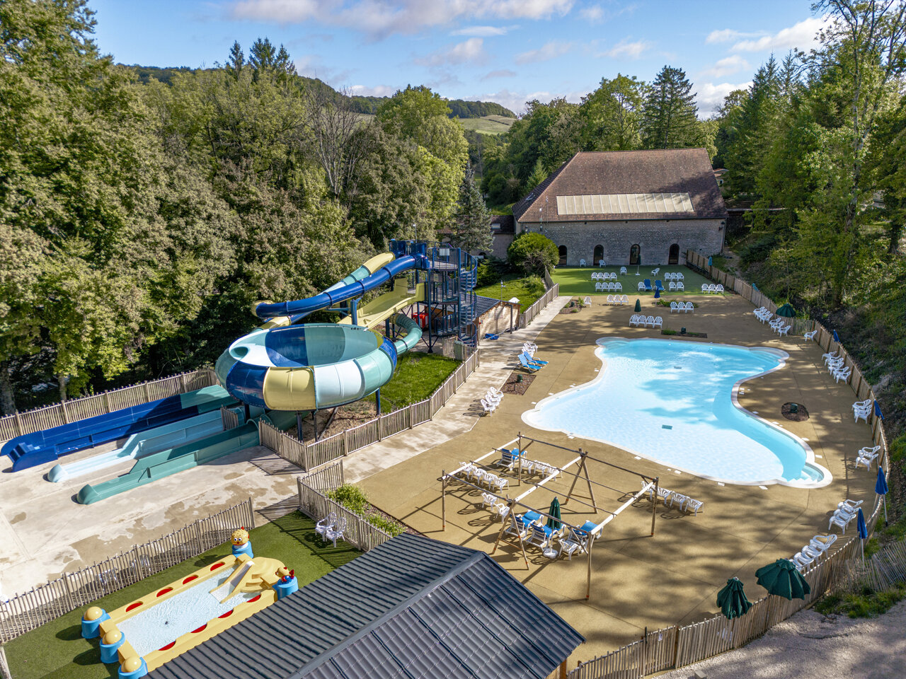 Buitenzwembad, glijbanen en waterspelen op camping CLICOCHIC Forge Sainte Marie in Thonnance-les-Moulins (52).