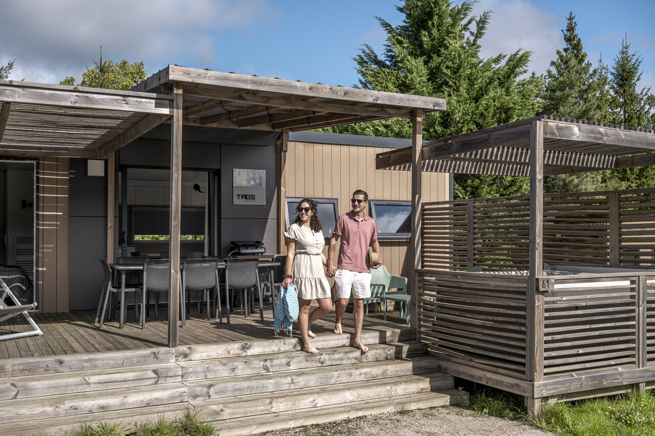 Taos stacaravan, houten terras, stel op camping CLICOCHIC Forge Sainte Marie in Thonnance-les-Moulins (52).