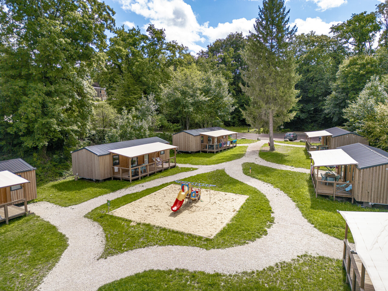 Houten chalets, kinderspeeltuin op camping CLICOCHIC Forge Sainte Marie (52).