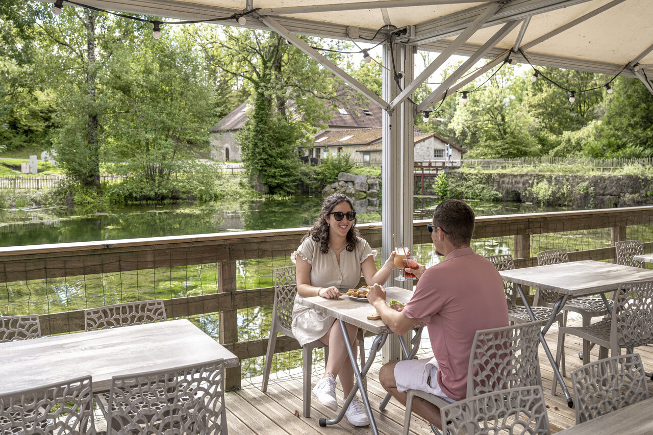 Restaurant terras op camping CLICOCHIC Forge Sainte Marie in Thonnance-les-Moulins (52).