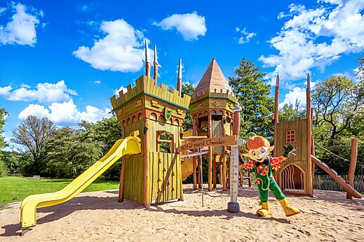 Grote kasteel speeltuin met glijbaan op camping CLICOCHIC Forge Sainte Marie.