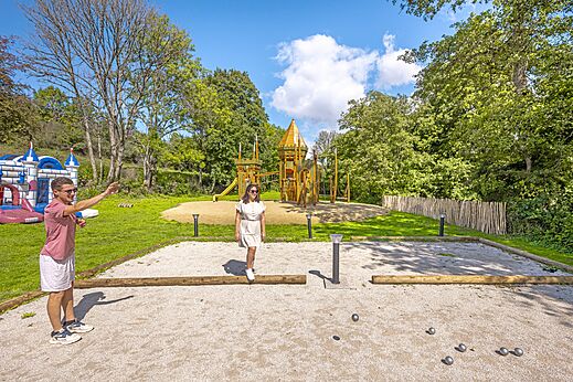 Jeu de boules baan, kinderspeeltuin en springkasteel op camping CLICOCHIC Forge Sainte Marie in Thonnance-les-Moulins (52).