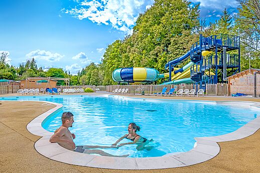 Zwembad, glijbanen en stel op camping CLICOCHIC Forge Sainte Marie in Thonnance-les-Moulins (52).